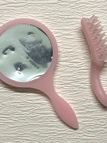 Mirror and comb for Barbie or Skipper €1,-