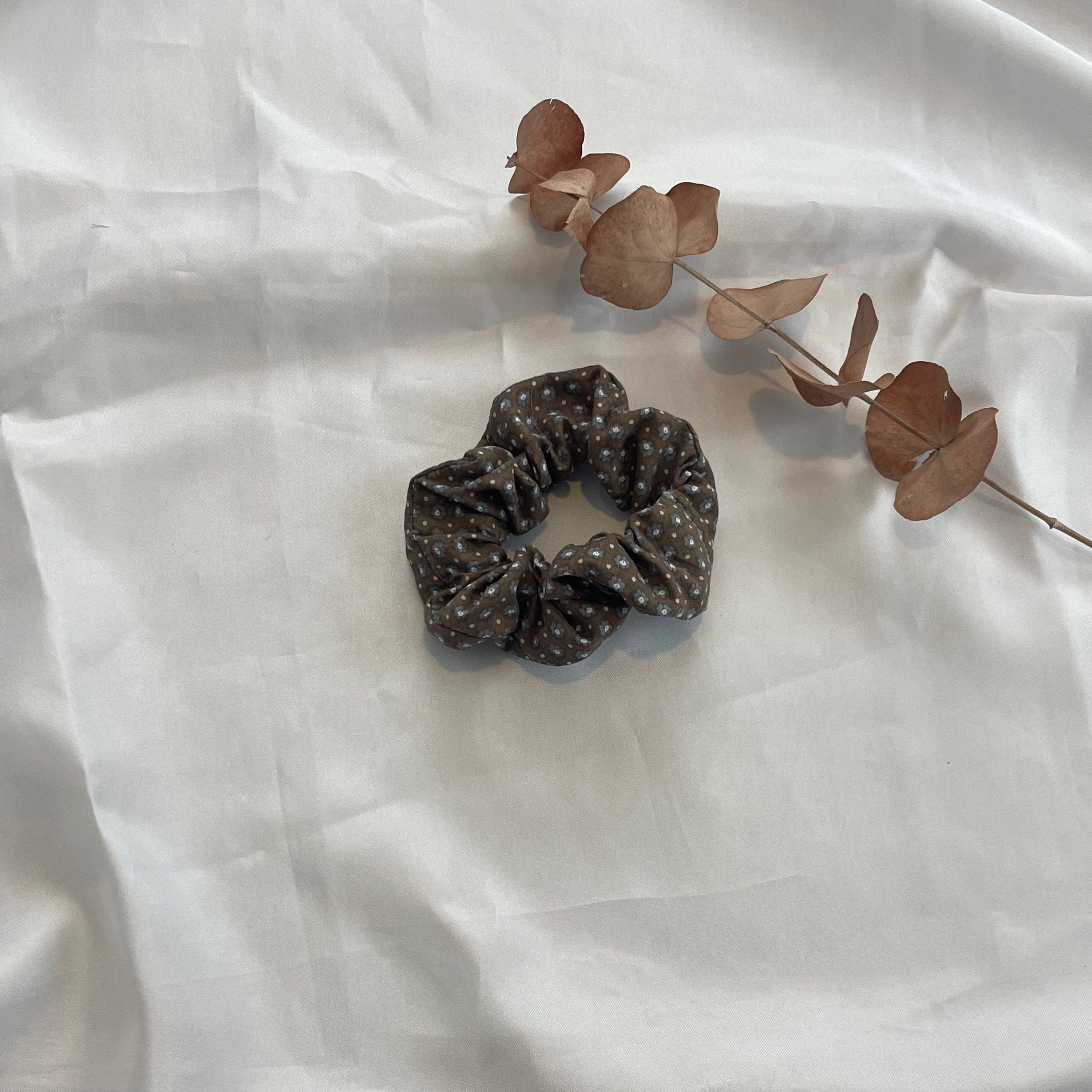 גומיית סקראנצ׳י פרחים חום תכלת