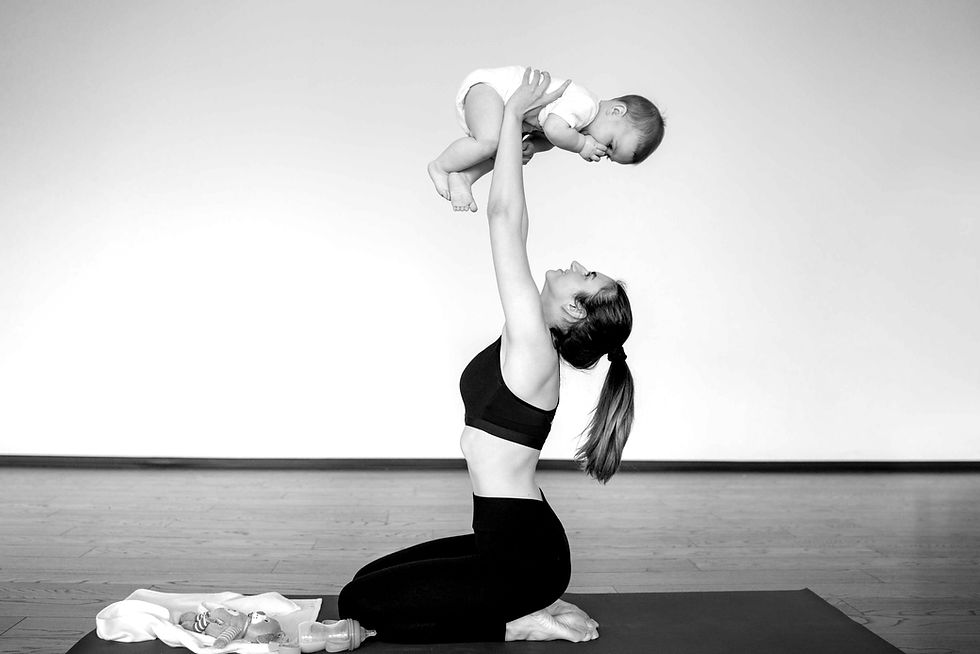 Frau hebt Baby in die Luft