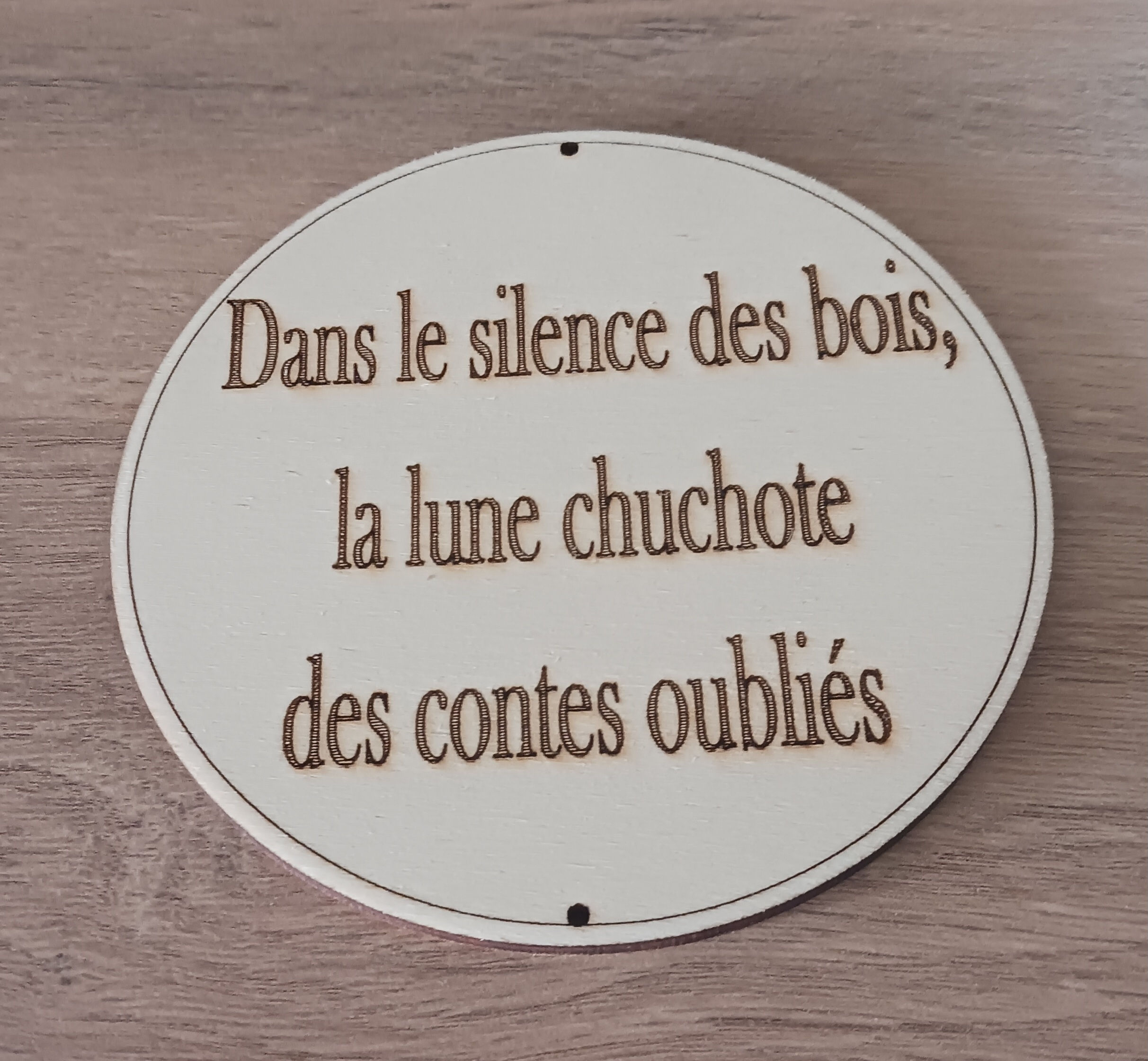 Phrase "Dans le silence des bois, la lune chuchote des contes oubliés"