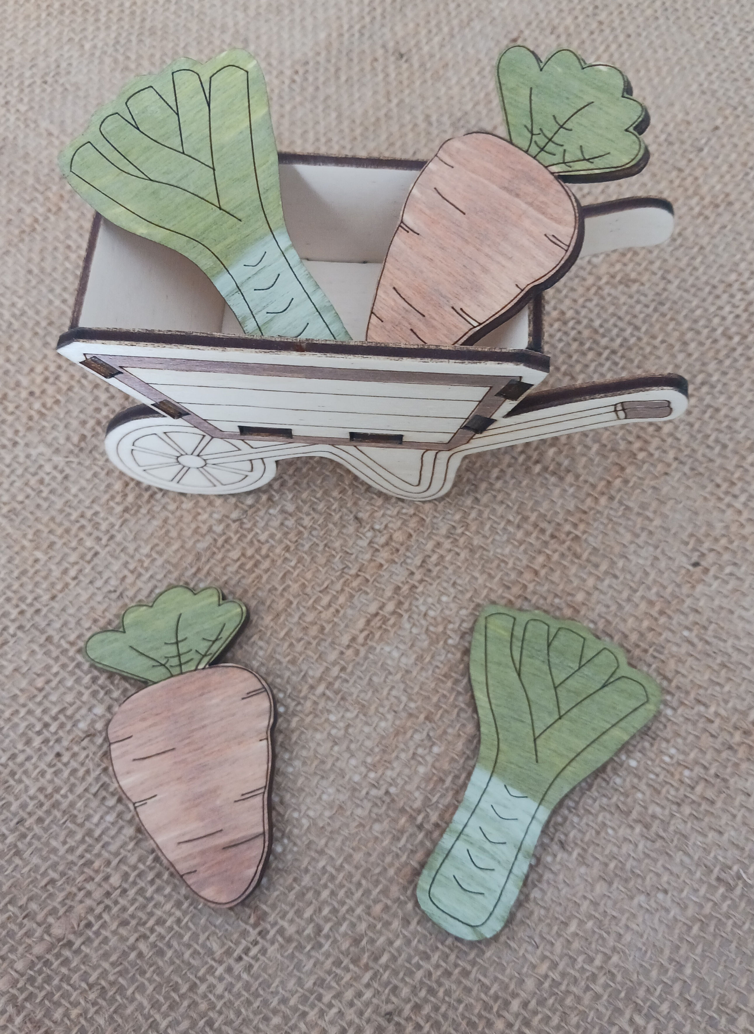 Petite brouette en bois avec ces légumes – Support de manipulation