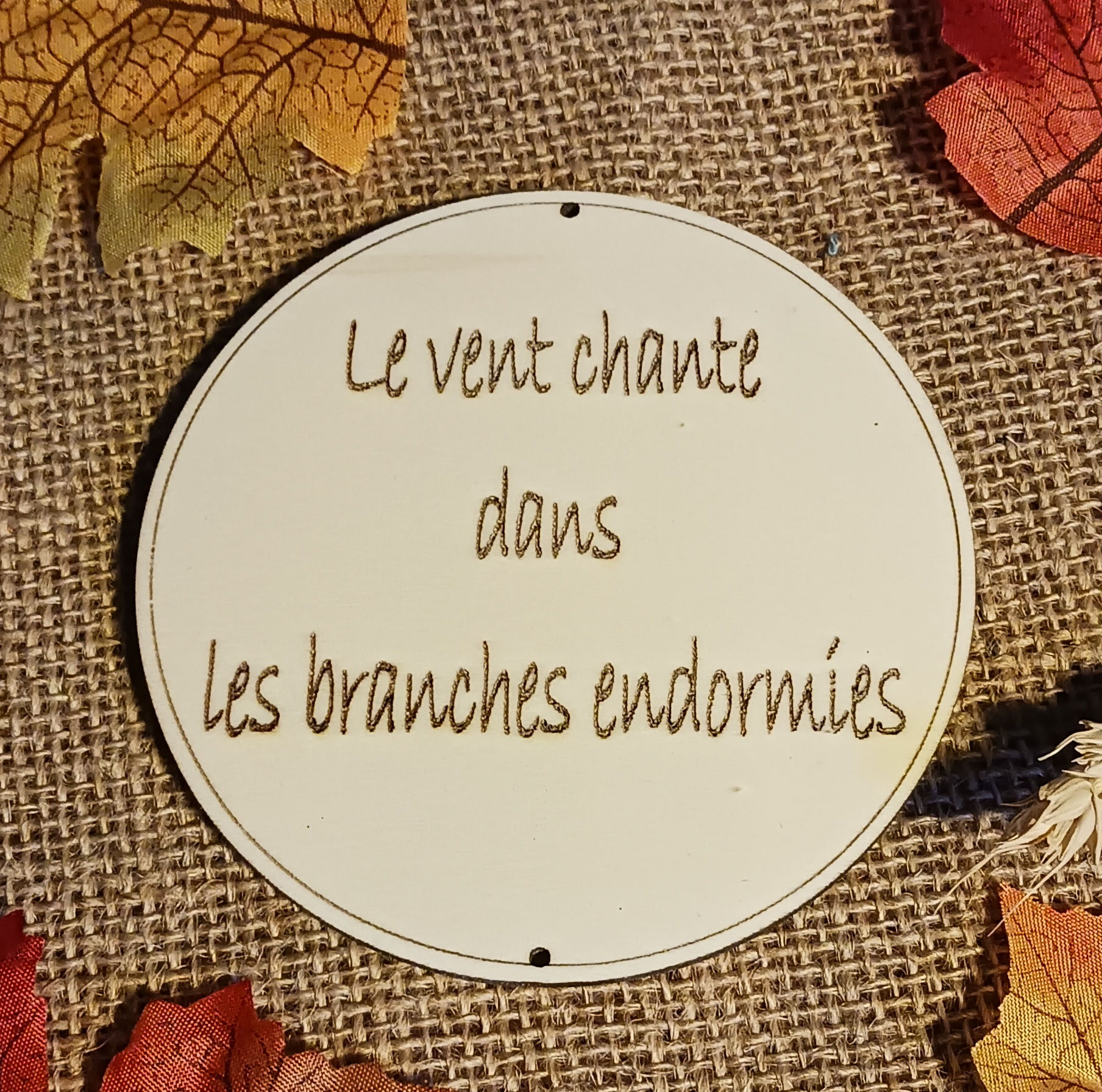 Phrase "Le vent chante dans les branches endormies"