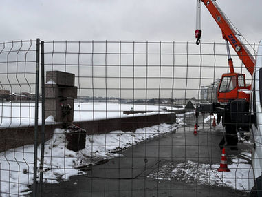 В годовщину смерти Навального в Питере памятник жертвам репрессий закрыли забором