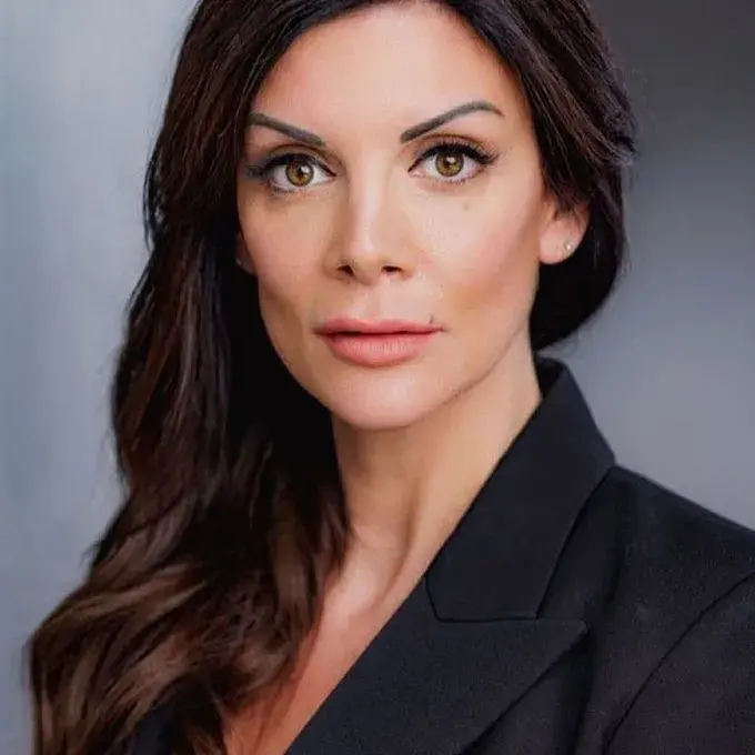 Владелица швейцарского бара, где погибли 40 человек, в ночь пожара бежала с кассой