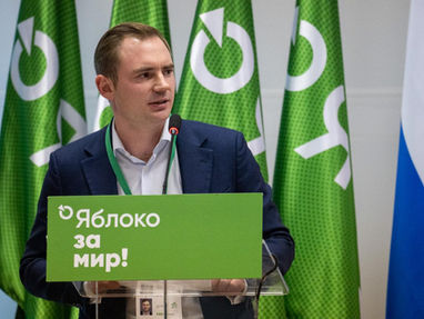 Предлагают воевать, держат как экстремиста: что происходит с зампредом «Яблока» в «Бутырке»