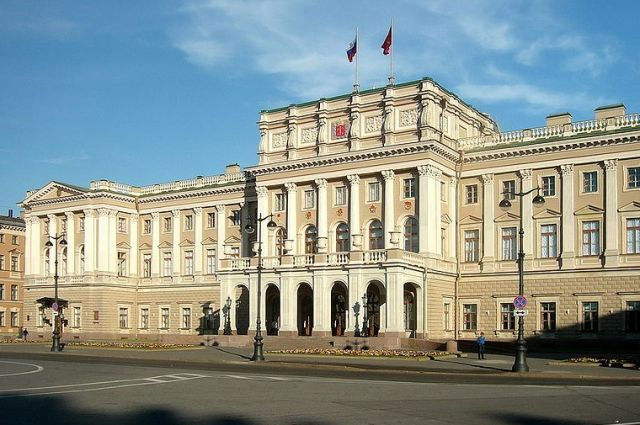 Ванны, грязелечение и психолог: что включили в ДМС для депутатов Петербурга