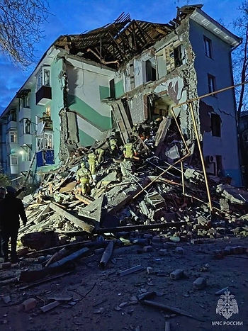 Беспилотники атаковали Сызрань: обрушился подъезд жилого дома, под завалами люди