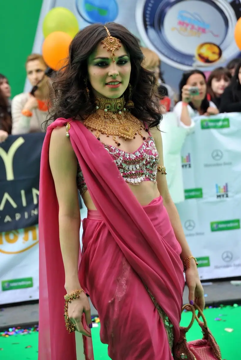 Поп-певица Сати Казанова рассказала, что стала “монахиней в миру”