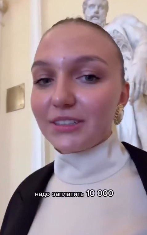 Инстаграм-блогершу из Москвы Алексу и ее подругу долгое время не пускали в Эрмитаж из-за «слишком нарядной» одежды, 