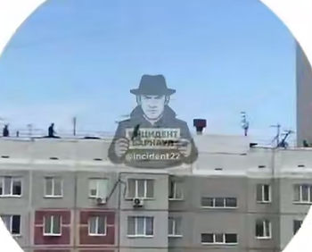 В Барнауле 16-летний подросток упал на крышу дома с соседней многоэтажки и погиб. По предварительным данным, он хотел спуститься вниз.