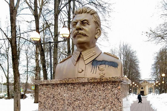 В подмосковном Звенигороде неизвестный кувалдой снес бюст Сталина