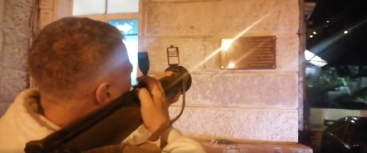 Коммунисту из Владивостока дали "условку" за имитацию стрельбы по мемориальной доске