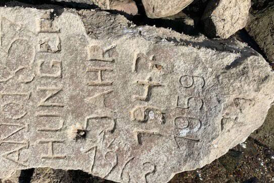 На обмелевшей Эльбе в Германии показались «камни голода» с отметками от 1707 года