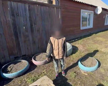 Четверо детей играли на площадке во дворе дома по улице Ленина в Уяре Красноярского края.