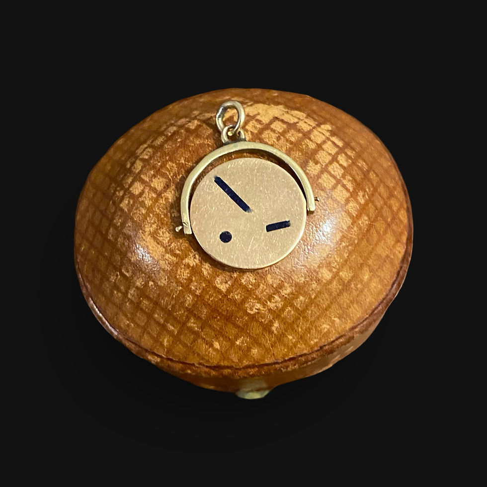 Unusual 9 Carat Gold Victory Spinner