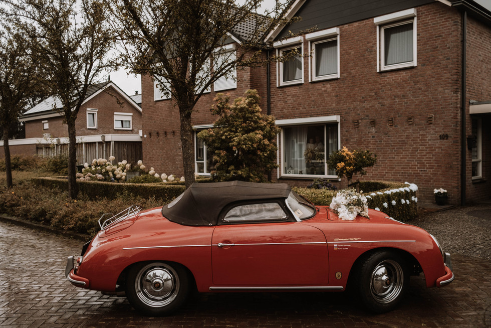 Bruidegom haalt bruid op voor trouwdag in Twente