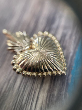 Pendentif cœur sacré qui s'ouvre, or jaune
Pendentif cœur perlé