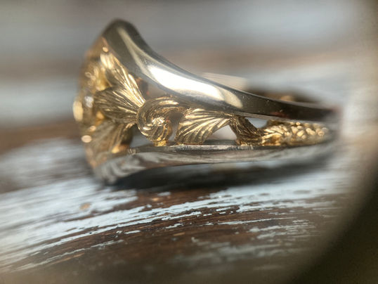 Bague or jaune et or gris
Bague feuille et fleur avec diamant
Bague ajourée, sculptée et gravée
Joaillerie
Kalvine créations