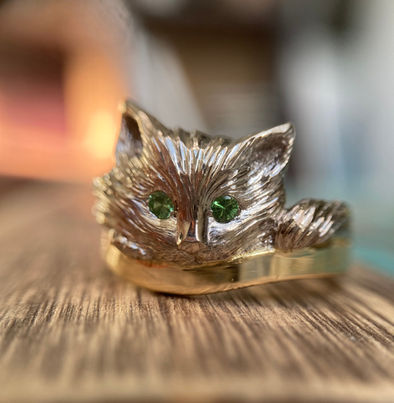 Bague Or jaune et or gris
Bague tête de chat
sculptée
Joaillerie
Bague animal
Artisanale
Kalvine création