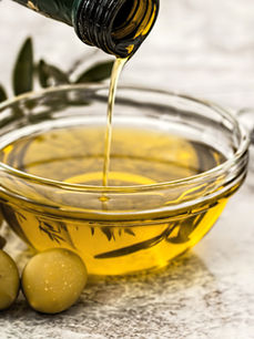 צלוחית ולתוכה נמזג שמן זית מבקבוק