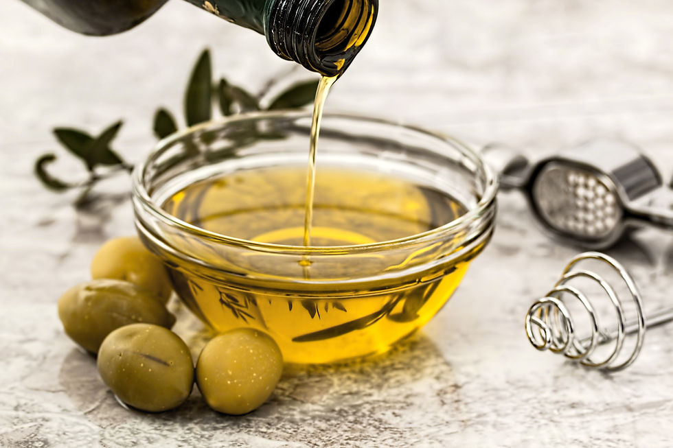 Verser de l'huile d'olive