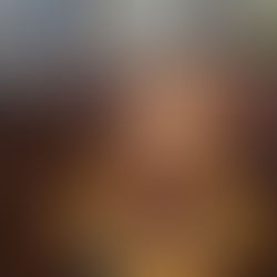 Rituel de protection avec une bougie double, des herbes et du houx, illustrant la pratique personnelle en ésotérisme sur le blog de Créa'Krys & Saraah'Moon.