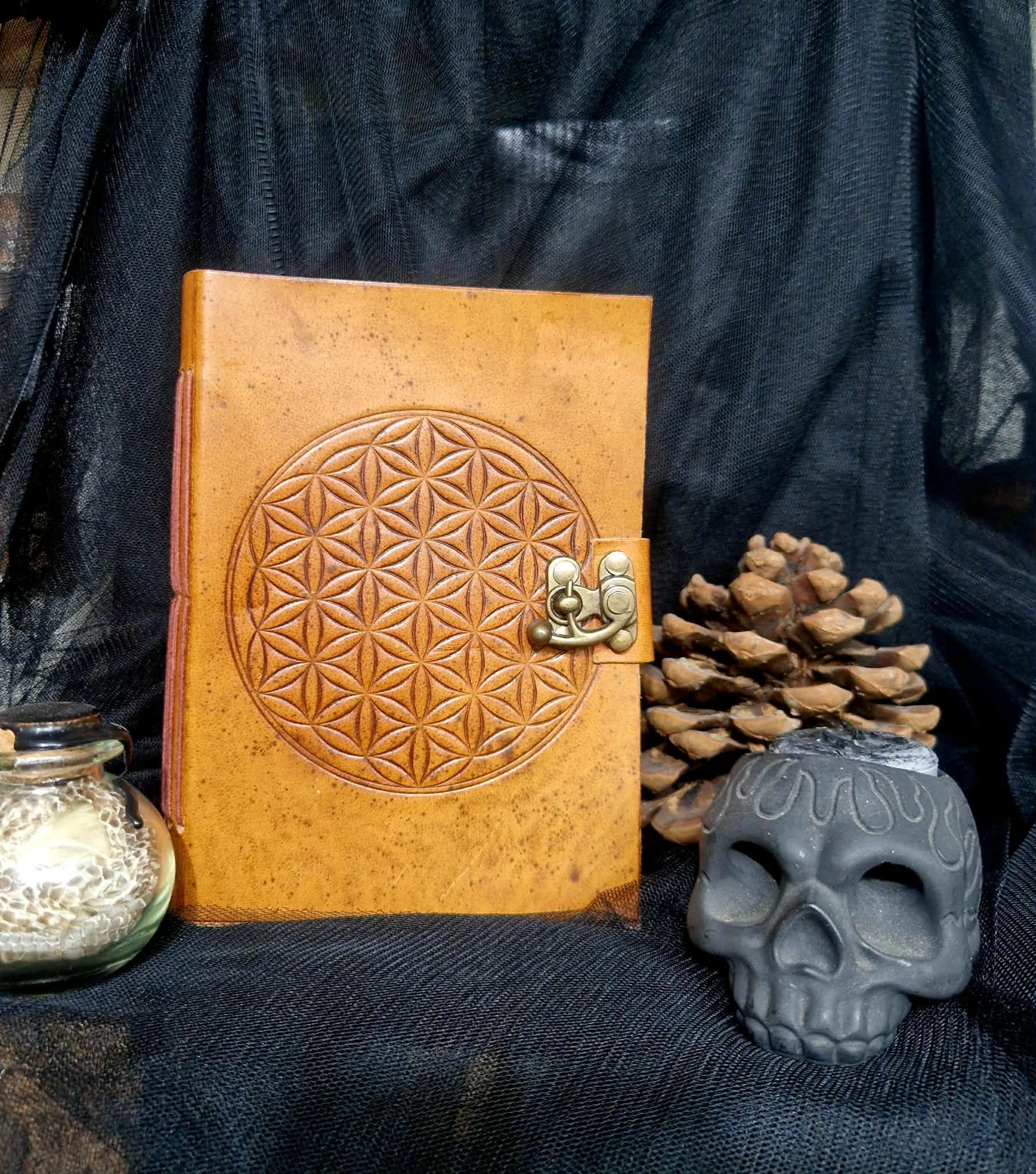 DESTOCK - Grimoire en cuir fleur de vie