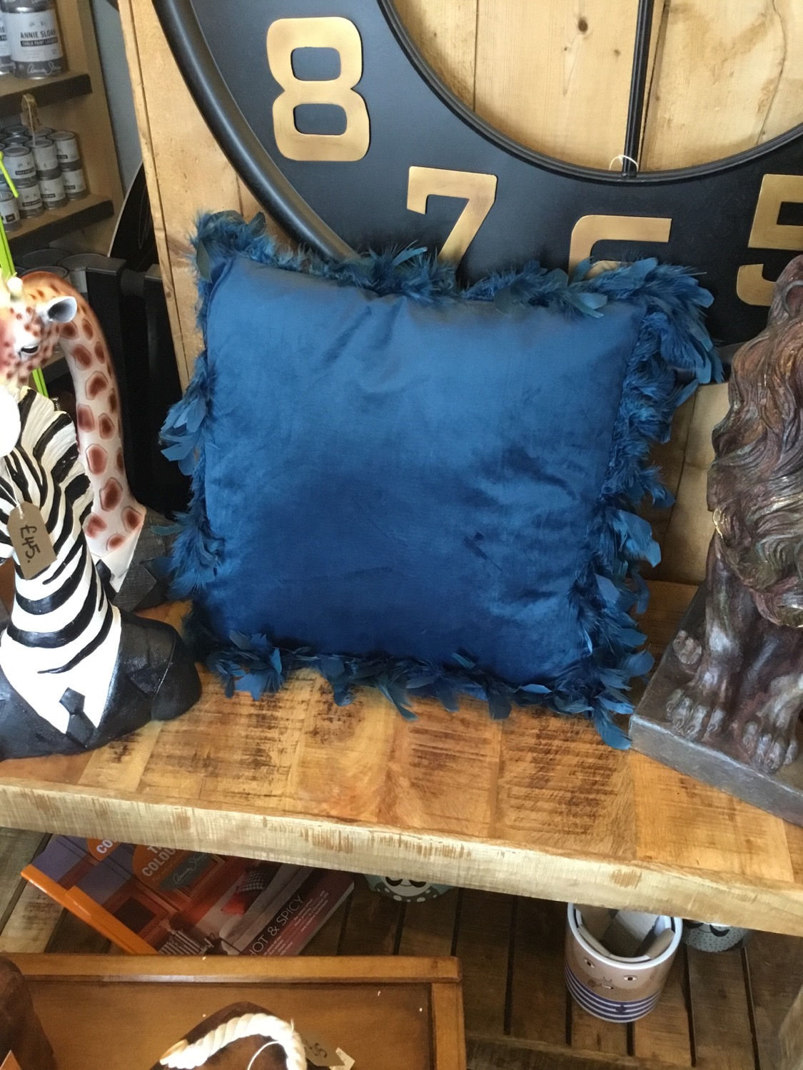 Cushion blue velvet with feathers 
