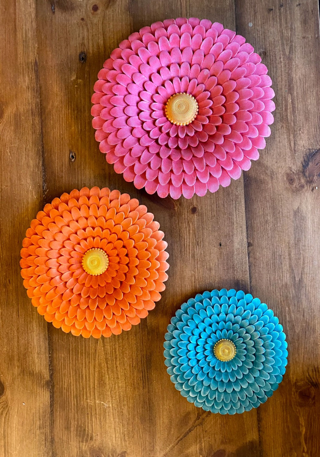 Set of vibrant colour flower wall plates (set)