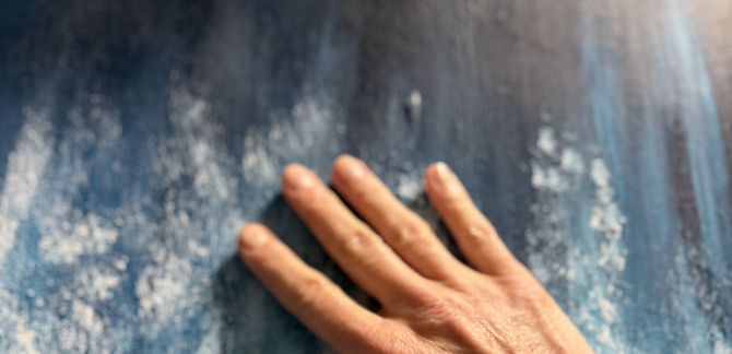 Kunst, die berührt: Eine Hand legt sich auf ein Seelenbild