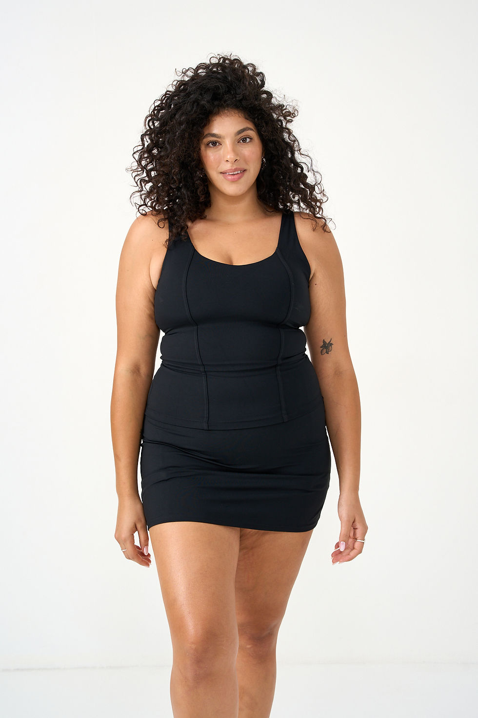 תמונה ממוזערת: גופיה שחורה אורך מלא על דוגמנית פלאס