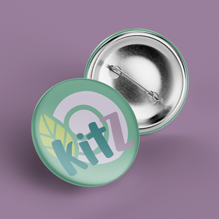 ein runder Button zum anstecken zeigt das Logo