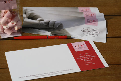 Geburtsanzeige mit Glückwünschen, Süßigkeiten und Stift: Herzlichen Glückwunsch zur Geburt
