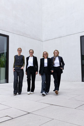 Ina Oakley, Susanne Schaefer, Janina Ostendorf und Tanja Farwick vom FOUR Network Münster laufen selbstbewusst und stilvoll direkt auf die Kamera zu.