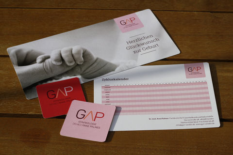 Geburtsanzeige mit Babyhand und Zykluskalender