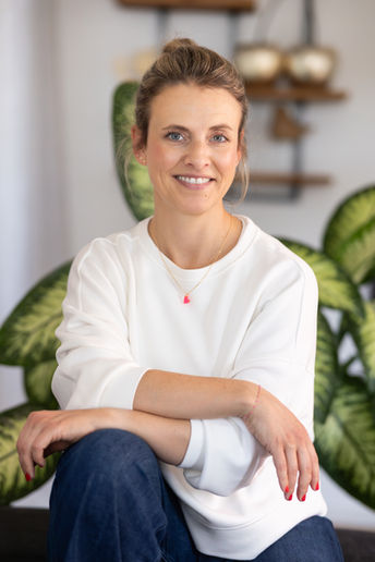 Dorothee Vollmer aus Münster sitzt entspannt und präsentiert ihren Schmuck bei einem Brandshooting und Produktshooting.