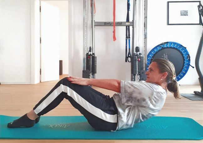 Patientin beim Medical Pilates mit Physiotherapeutin – sanfte Therapie zur Stärkung von Rücken & Körperhaltung. Anna Brandl Physiotherapie Bregenz.