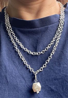 Handgemaakte sieraden. Een ketting van metaal en 2 lagen 50 en 55 cm. Kan ook als broek chain gedragen worden. Dit is een handgemaakte sieraden zilverkleurige variant.