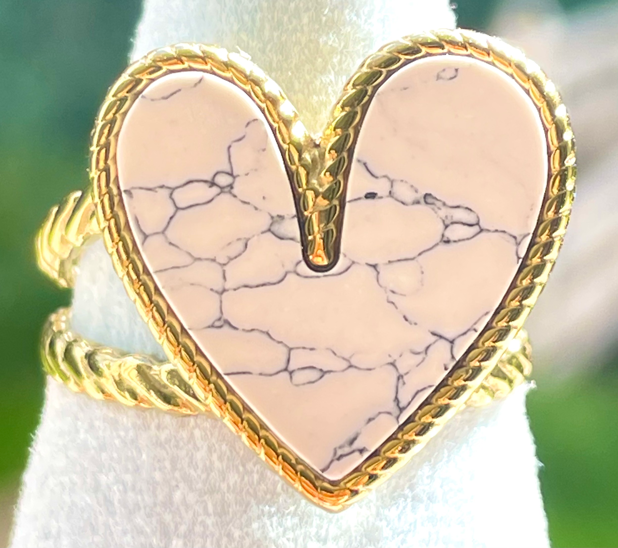 Wit marmer groot hart ring goud
