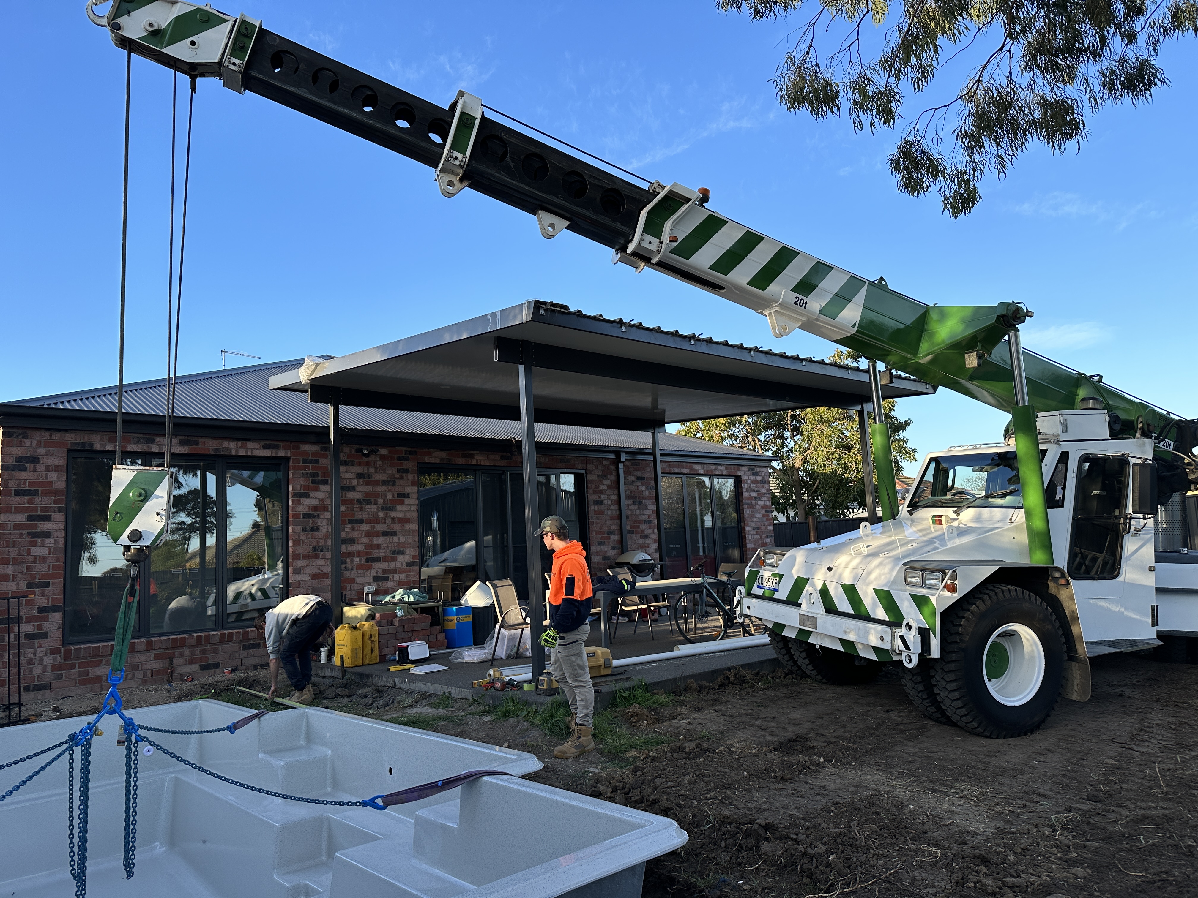 Riggers and dogman on site
