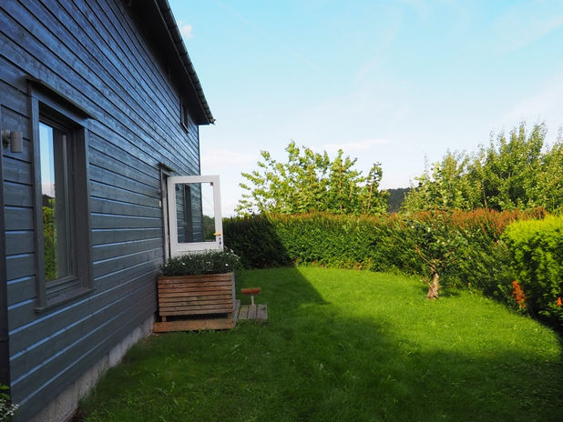 Blick in den Garten des Ferienhauses. 