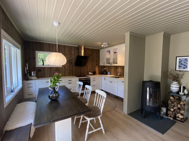 Die Essecke mit großem Tisch und eine sehr gut ausgestattete, moderne Einbauküche.