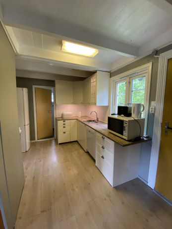 Die schmale Küche mit Mikrowelle.