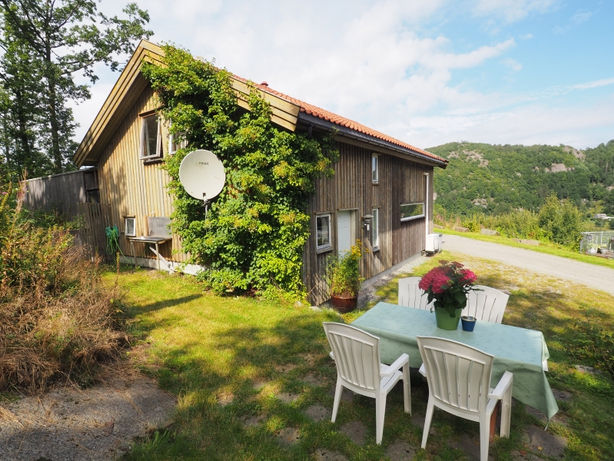 Erhöhte Lage auf einem Naturgrundstück mit schöner Sitzecke hinter dem Haus.