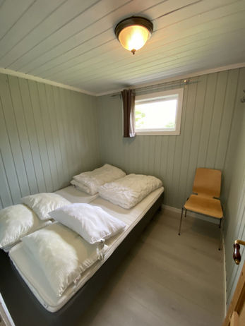 Eines der drei Schlafzimmer, ausgestattet mit einem Doppelbett.