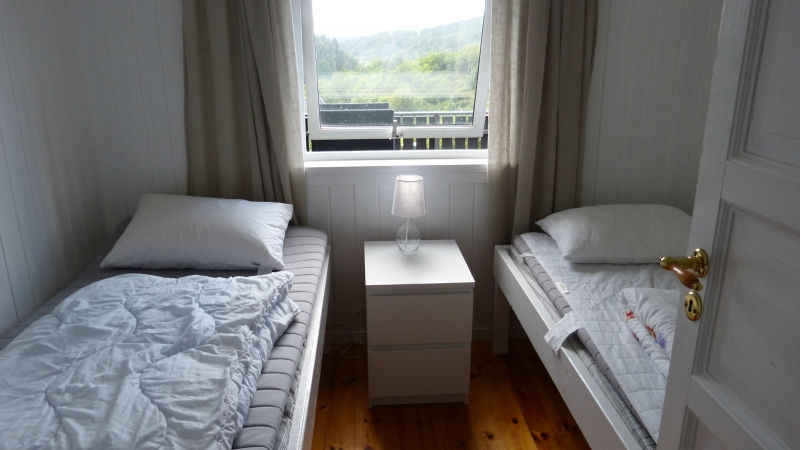 Ein weiteres Schlafzimmer mit zwei Einzelbetten.