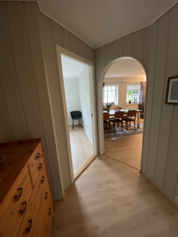 Der Flur von der Wohnung von dem aus alle Wohnräume abgehen. 