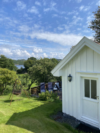 Ausblick auf die Schärenwelt vor Farsund und eine weitere Terrasse im Garten. 