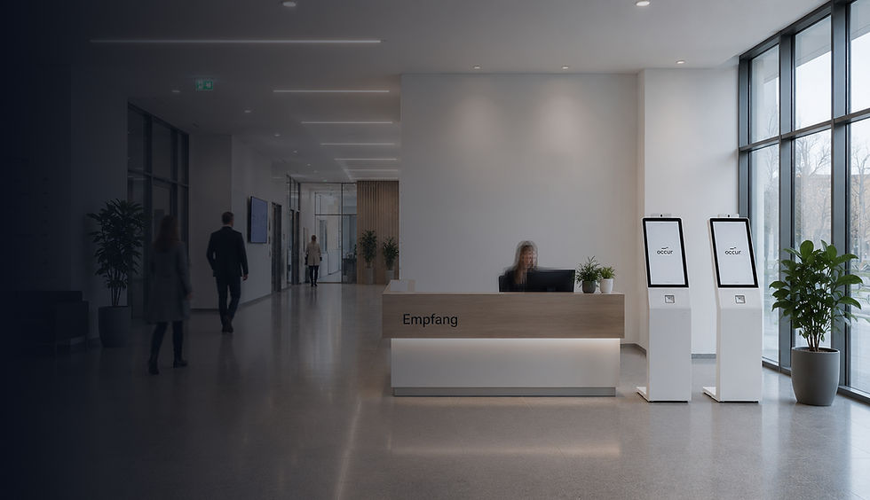 Moderner Empfangsbereich einer deutschen Behörde mit Self-Service-Kiosk-Terminals für die digitale Besucheranmeldung