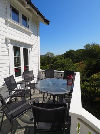 Die Terrasse am Haus mit Gartenmöbeln.